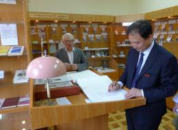 Ван Сяо Фен оставляет запись в Книге почетных гостей ГГУ имени Франциска Скорины