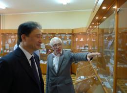 Ван Сяо Фен посещает экспозицию музея ГГУ имени Франциска Скорины